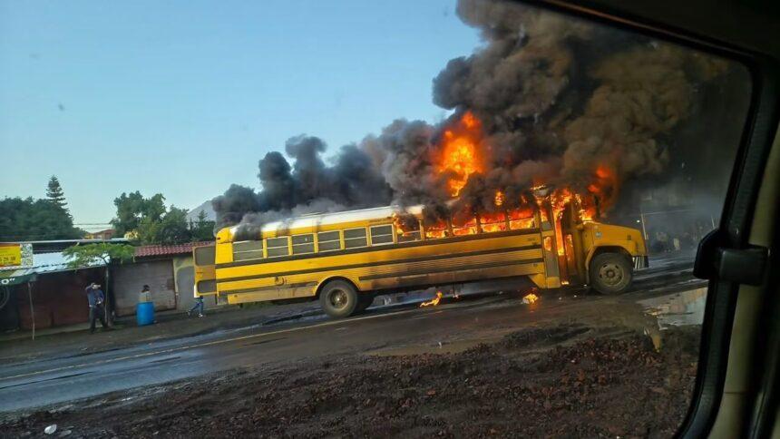 Jalisco y Guanajuato descartan bloqueos carreteros tras incendio de vehículos en Michoacán