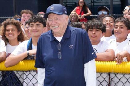 jerry jones revela su amor por el mariachi y canta Jerry Jones revela su amor por el mariachi y canta "Cucurrucucú, paloma"