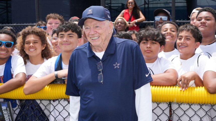 jerry jones revela su amor por el mariachi y canta Jerry Jones revela su amor por el mariachi y canta "Cucurrucucú, paloma"