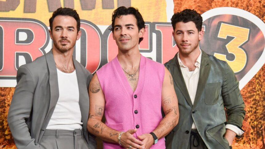 Jonas Brothers en el show de medio tiempo del partido inaugural NFL 2027