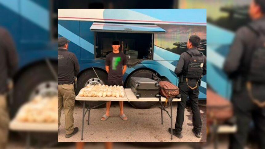 Joven captura con 14 kilos de cristal en autobús durante inspección en Sinaloa
