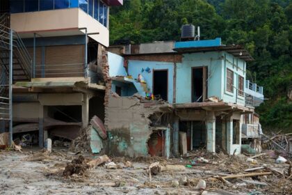 Joven escapa en Nepal tras perder su casa y cargar al abuelo