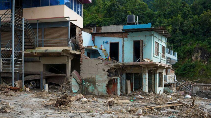 Joven escapa en Nepal tras perder su casa y cargar al abuelo