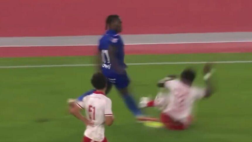 jugador del getafe impacta tras recibir entrada agresiva de rival Jugador del Getafe impacta tras recibir entrada agresiva de rival del Mónaco