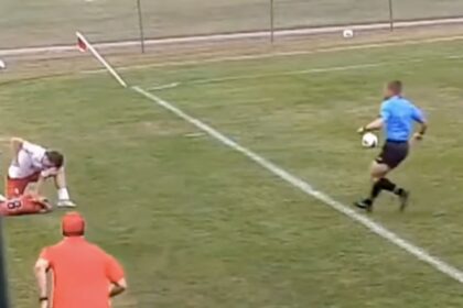 Jugador patea en la espalda y da puñetazos a rival estudiantil