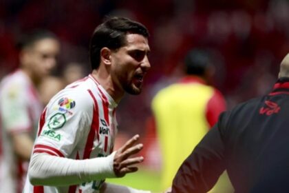 julian carranza goleador del necaxa expulsado por taparse la boca Julián Carranza, goleador del Necaxa, expulsado por taparse la boca