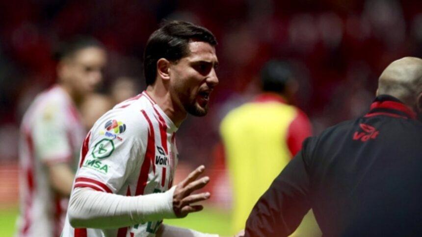 Julián Carranza, goleador del Necaxa, expulsado por taparse la boca