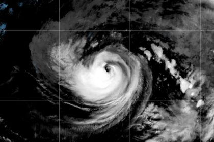 “Karina” se fortalece a huracán en el Pacífico, cerca de Baja California