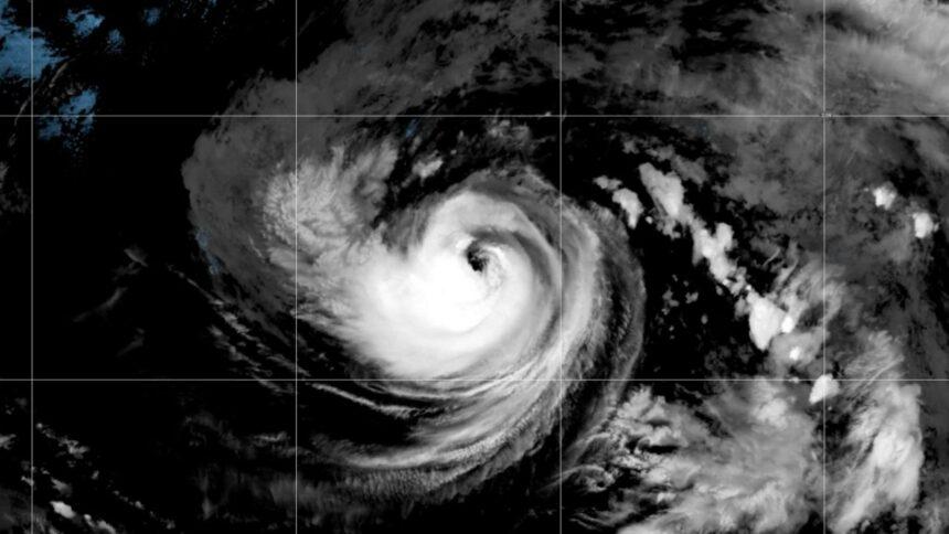 “Karina” se fortalece a huracán en el Pacífico, cerca de Baja California