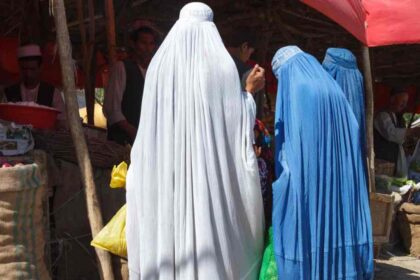 La mitad de las mujeres en Afganistán solo sale una o dos veces mensualmente