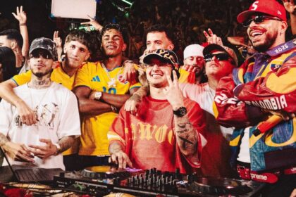 Lamine Yamal celebra cantando con la camiseta de Colombia en vacaciones
