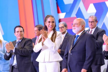 Libia Dennise refrenda respaldo a comunidad lasallista durante investidura del nuevo rector