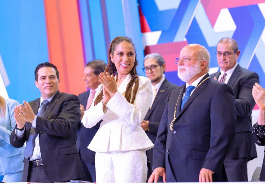 Libia Dennise refrenda respaldo a comunidad lasallista durante investidura del nuevo rector