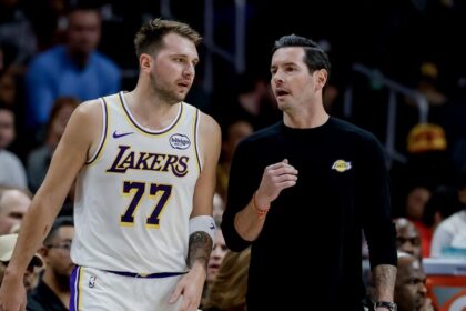 los lakers de los angeles alcanzan una venta record de Los Lakers de Los Ángeles alcanzan una venta récord de 12 mil 500 millones