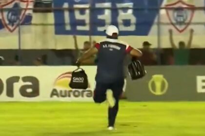 medico corre al campo para atender a futbolista y pide Médico corre al campo para atender a futbolista y pide ovación