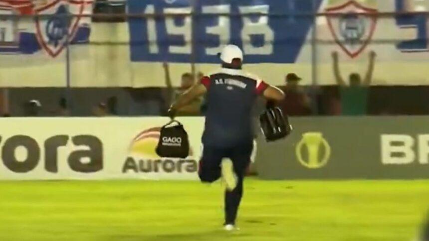 Médico corre al campo para atender a futbolista y pide ovación