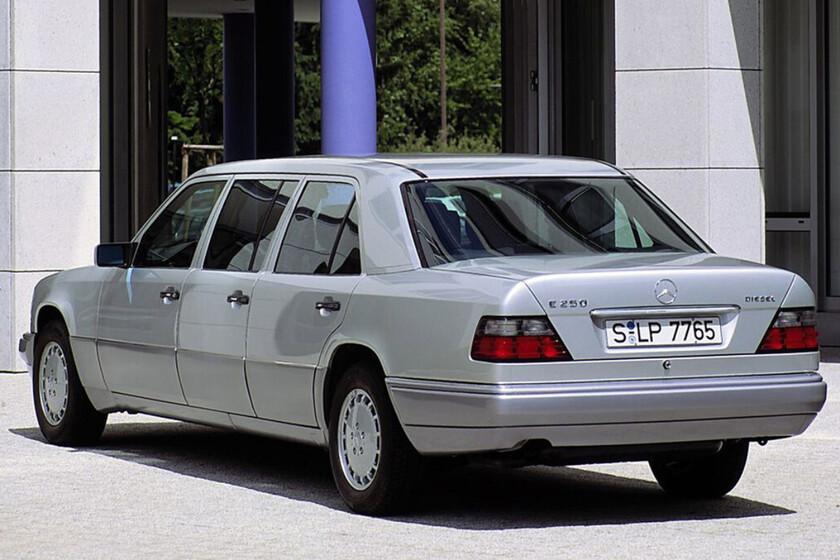 Mercedes-Benz desarrolló un automóvil de seis puertas y tres filas de asientos