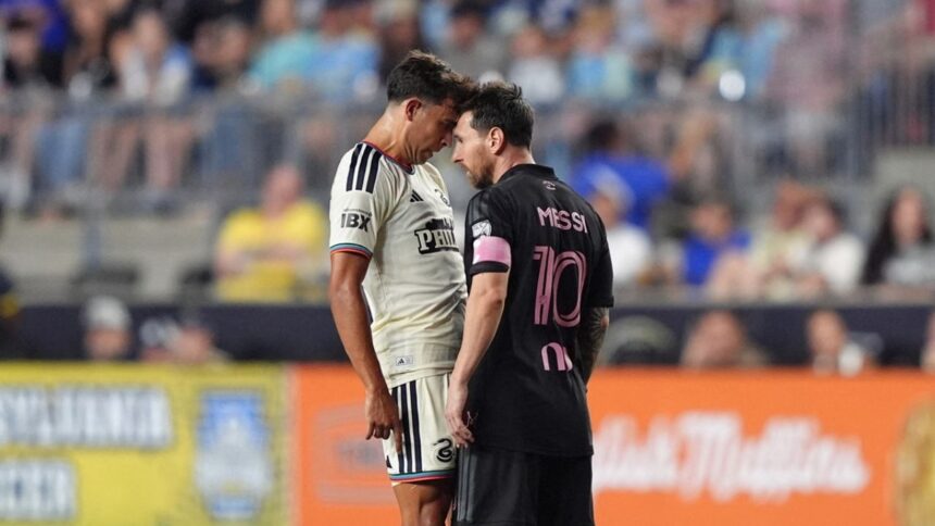 Messi, multado por la MLS tras golpear a jugador del Philadelphia Union
