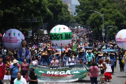 Miles de indígenas participan en marcha cultural y reivindicativa en CDMX