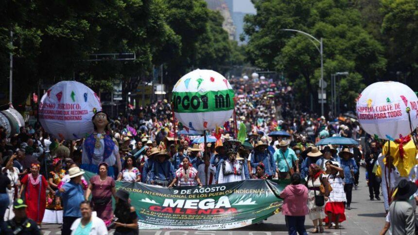 Miles de indígenas participan en marcha cultural y reivindicativa en CDMX