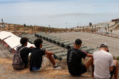 Miles de migrantes siguen en Ceuta tres semanas después del arribo masivo