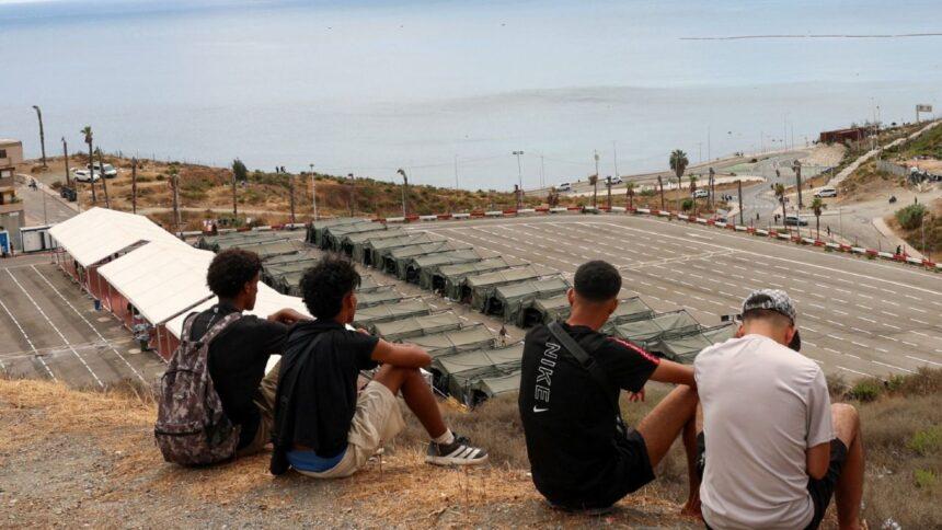 Miles de migrantes siguen en Ceuta tres semanas después del arribo masivo
