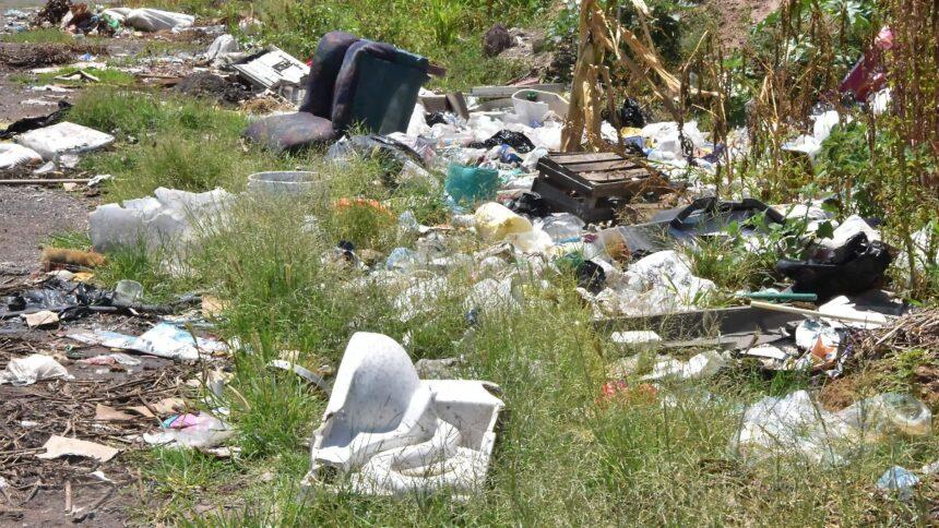 Muebles abandonados generan basura en calles y lotes baldíos de Irapuato