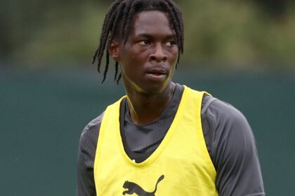 Muere futbolista de 25 años tras indisponerse y ser atendido con desfibrilador