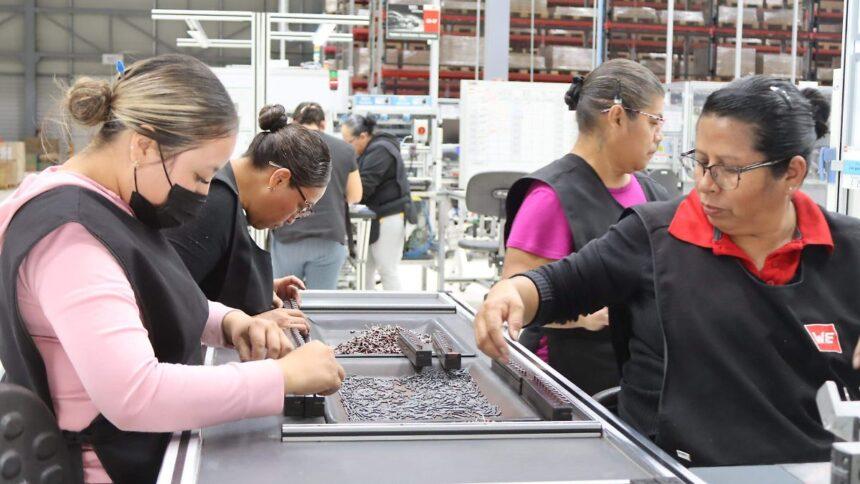 Mujeres en Guanajuato ganan mil 690 pesos menos al mes