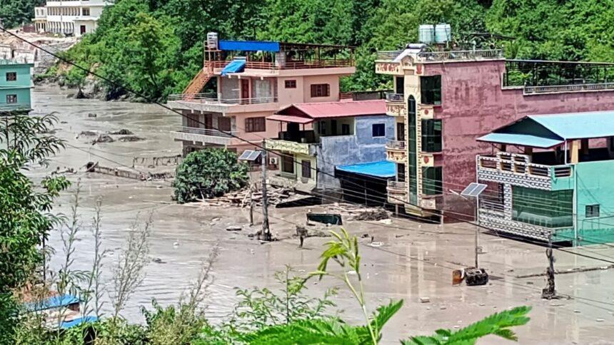 Nepal: inundaciones repentinas causan 98 muertos y dejan casi 500 turistas desaparecidos