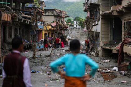 Nepal registra más de 800 fallecimientos; el Ejército rescata a 183 personas