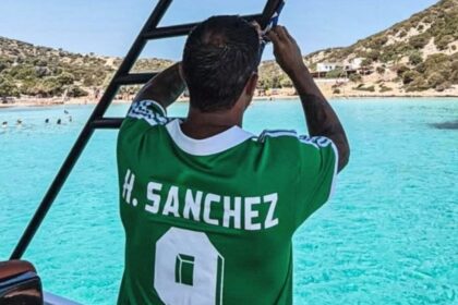 Nery Castillo presume jersey de Hugo Sánchez: lo debutó en el Tri