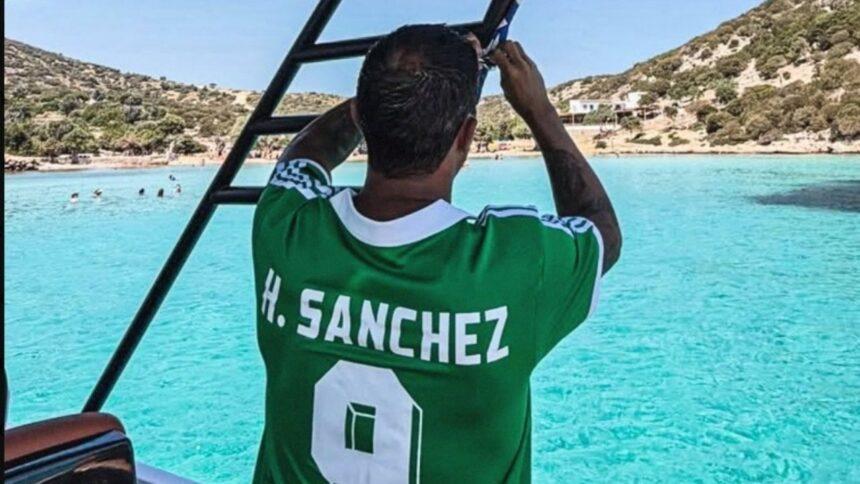 Nery Castillo presume jersey de Hugo Sánchez: lo debutó en el Tri