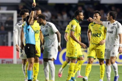 Neymar explota: reclama e insulta a árbitra brasileña durante el partido
