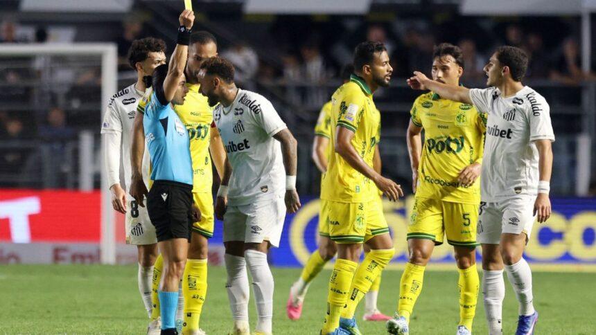 Neymar explota: reclama e insulta a árbitra brasileña durante el partido