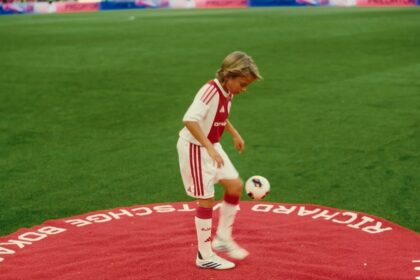 Niño Sub-11 del Ajax hace 3,085 dominadas benéficas, interrumpido por el partido