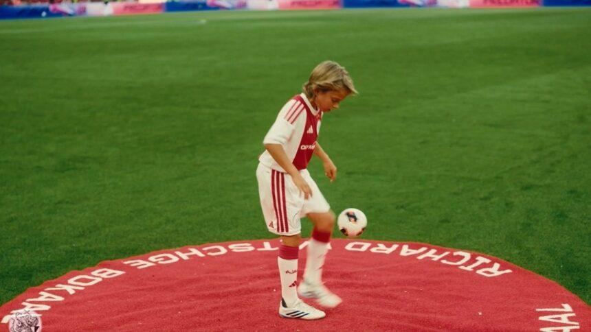 Niño Sub-11 del Ajax hace 3,085 dominadas benéficas, interrumpido por el partido