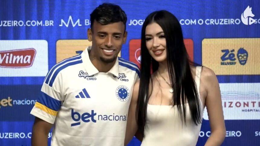 Novia de futbolista se retira tras su presentación en nuevo club