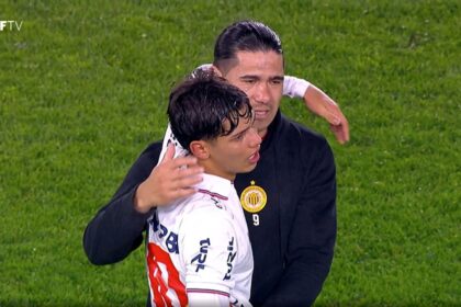 padre e hijo se enfrentan en emocionante partido de futbol Padre e hijo se enfrentan en emocionante partido de fútbol profesional