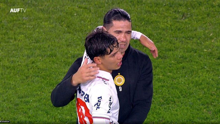 Padre e hijo se enfrentan en emocionante partido de fútbol profesional
