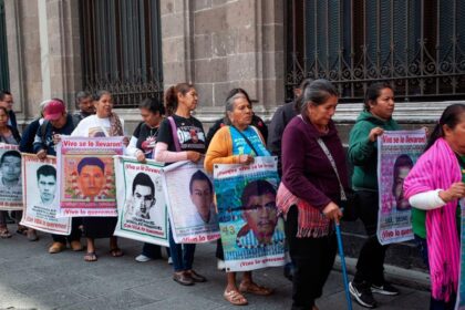 Padres de los 43 normalistas de Ayotzinapa se reúnen con Sheinbaum; siguen sin conocer su paradero