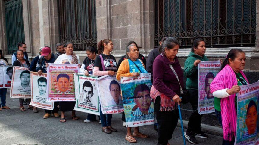 Padres de los 43 normalistas de Ayotzinapa se reúnen con Sheinbaum; siguen sin conocer su paradero