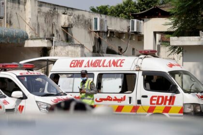 Pakistán suspende ocho funcionarios por incendio hospitalario que mató 14 neonatos