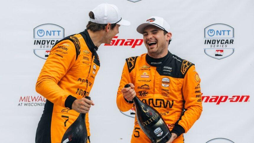 Pato O’Ward gana ambas carreras en Milwaukee, supera a Fernández en triunfos