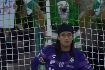Payaso santista se vuelve viral al distraer a jugador de Chivas