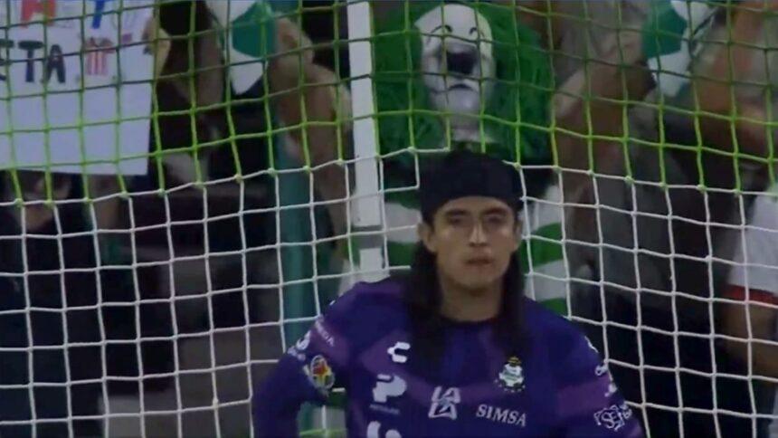 Payaso santista se vuelve viral al distraer a jugador de Chivas