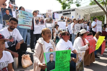 Protestan en Catedral por dimisión del padre Porfirio Galindo
