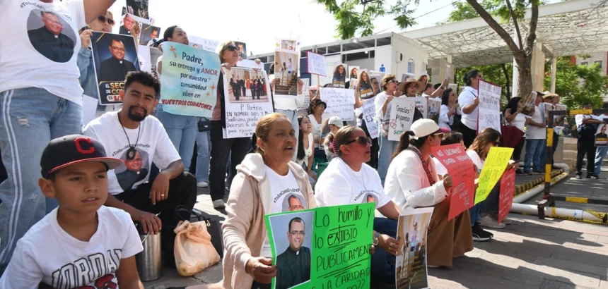 Protestan en Catedral por dimisión del padre Porfirio Galindo
