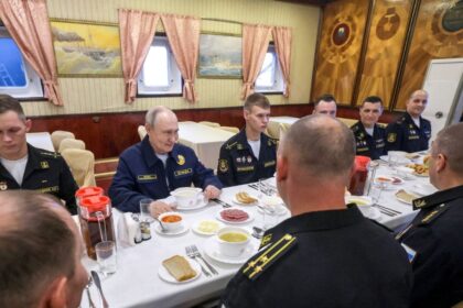 putin visita las islas kuriles y aumenta tensiones diplomaticas con Putin visita las islas Kuriles y aumenta tensiones diplomáticas con Japón