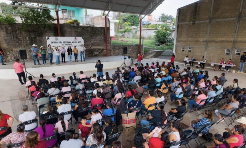 Querétaro entrega aves de traspatio para apoyar economía familiar